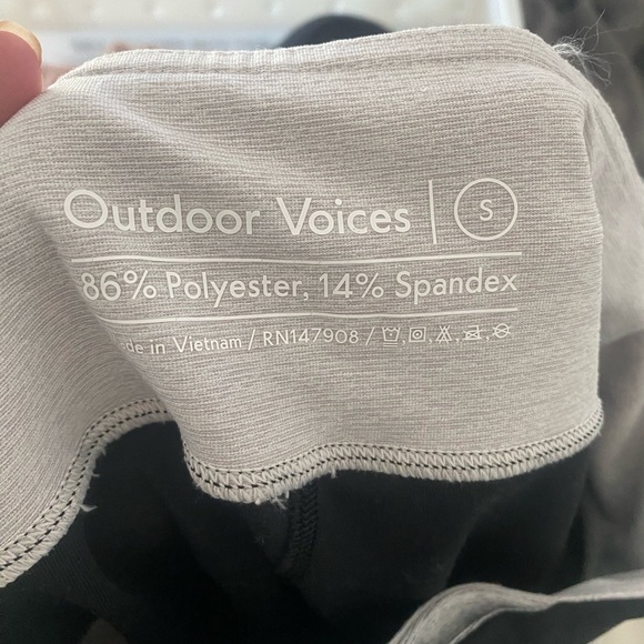 Outdoor Voices 7/8 Spring Colorblock Leggings in Black, Gray and White - Picture 5 of 6